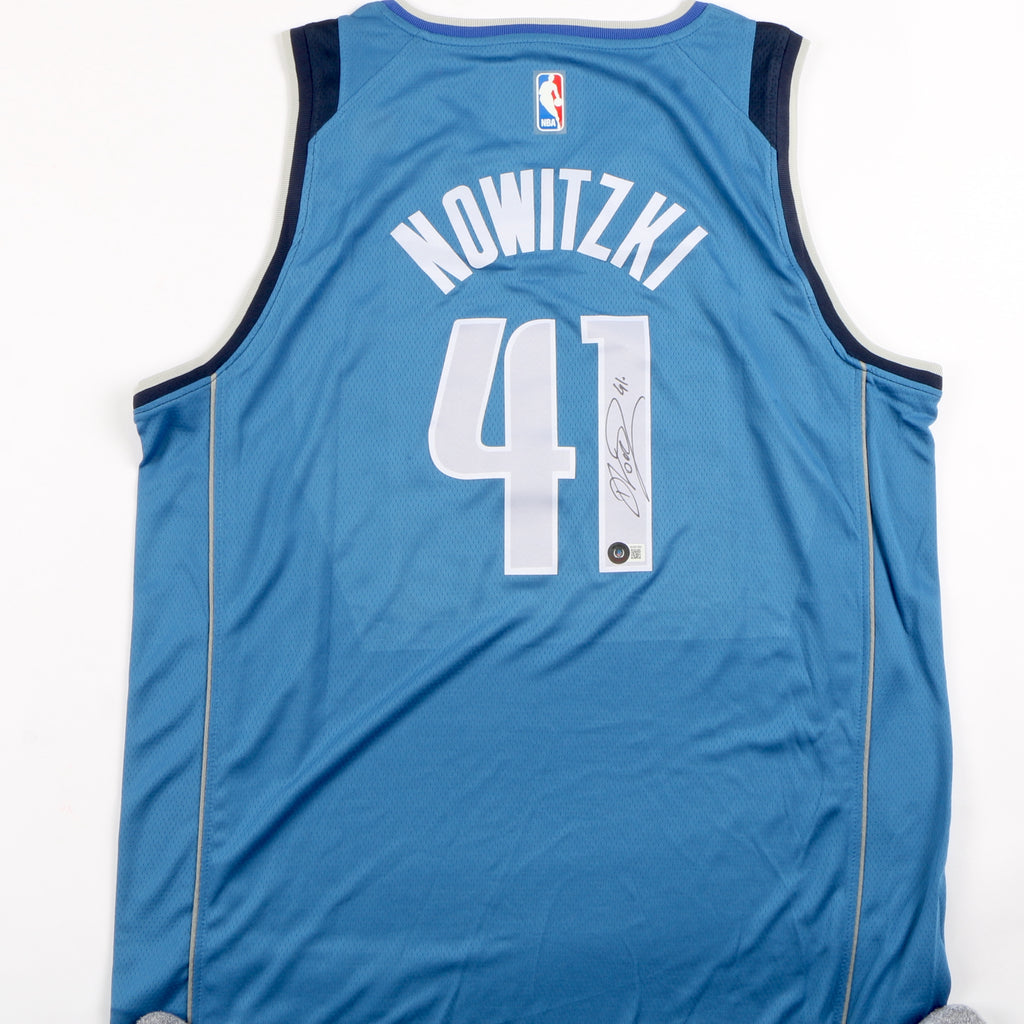 Dirk Nowitzki Signed autographed Jersey Dallas Mavericks Beckett COA