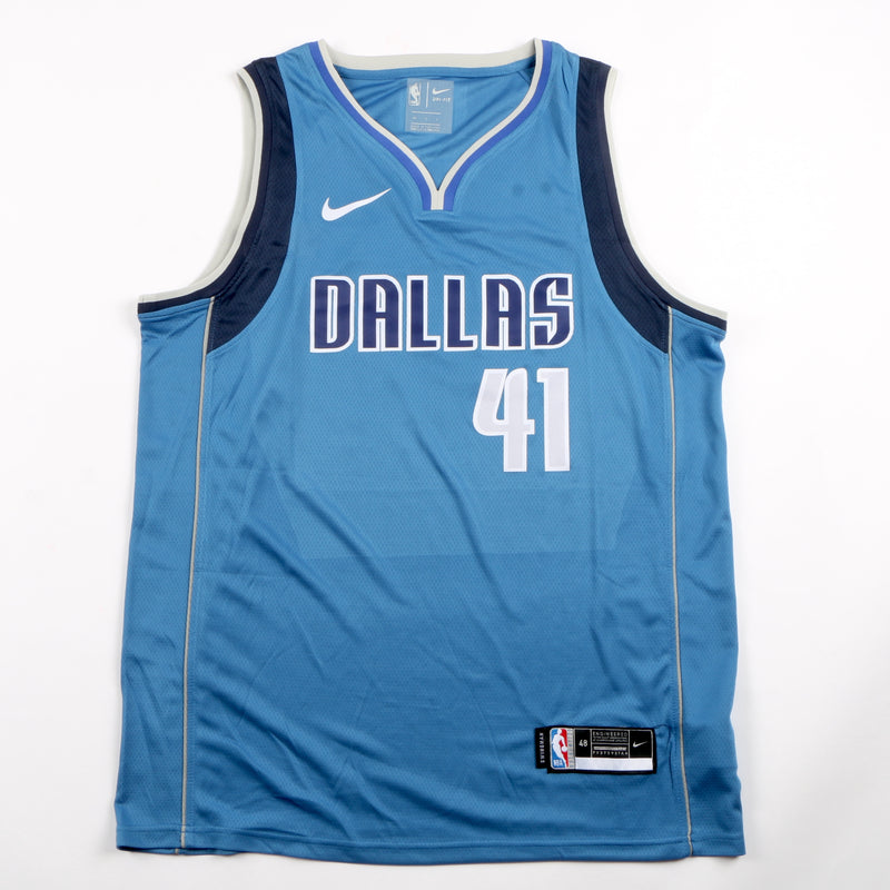 Dirk Nowitzki Signed autographed Jersey Dallas Mavericks Beckett COA